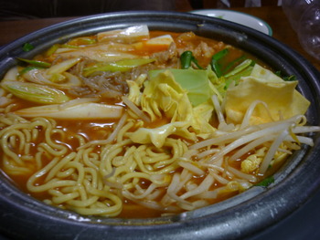 お昼はキムチ鍋・・・