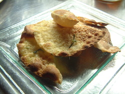 サルディーニャ地方の伝統的なパンであるパーネ・カラザウ。