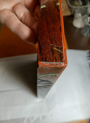螺鈿硯箱の修理⑤ 螺鈿貼付部清掃＆固め・・・