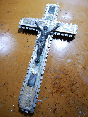 シェルパーツで出来た十字架の修理・・・