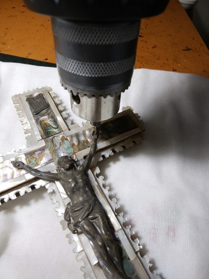 シェルパーツで出来た十字架の修理・・・