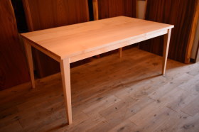 白く清潔感あるメープルの棚板付きテーブル完成♪