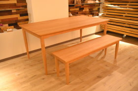 曲線が美しい☆無垢チェリーテーブルと木のコロコロ♪ベッド製作！