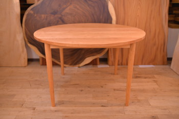桜材にて製作したΦ1200サイズの丸テーブル完成！