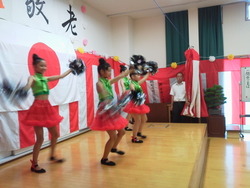周船寺公民館敬老祝いで踊りました。