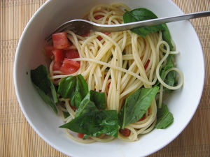 トマトとバジルのパスタ