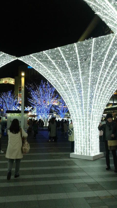 博多駅前広場の夜景