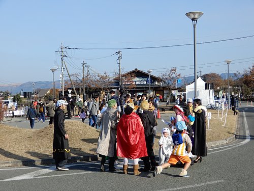 阿蘇駅前ウソップ除幕