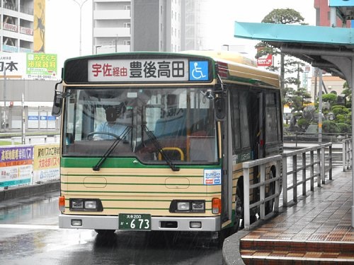 中津駅前のバスたち