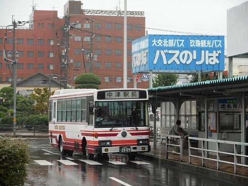 中津駅前のバスたち