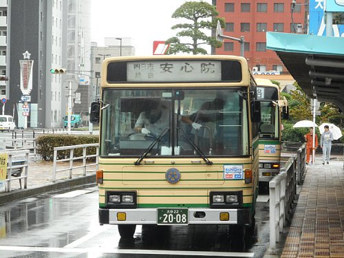 中津駅前のバスたち