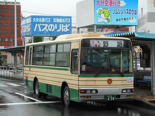中津駅前のバスたち