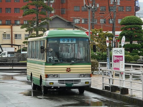 中津駅前のバスたち