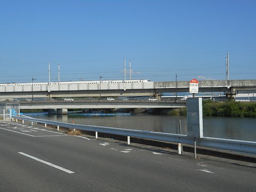 多々良小学校の川沿いに