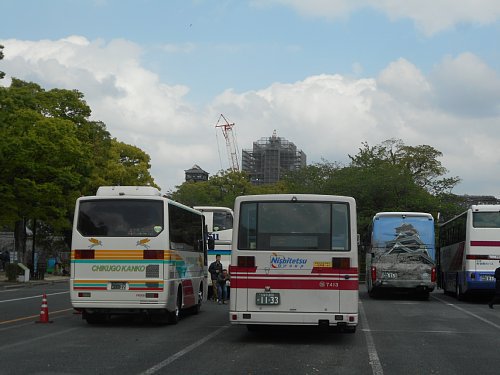 熊本城二の丸駐車場に西鉄路線バス