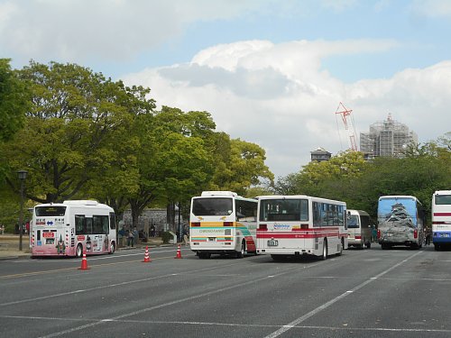 熊本城二の丸駐車場に西鉄路線バス