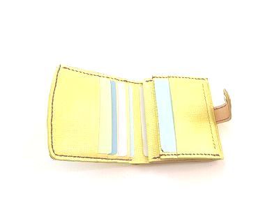 黄色の二つ折り財布