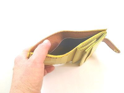 黄色の二つ折り財布