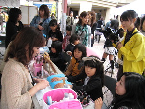 でてこんの祭が大盛況！