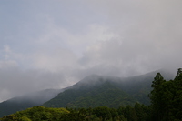 雲が掛かった山