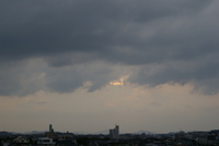 雨雲と若干の夕日