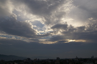 雲の隙間から光が～