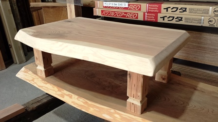 杉の一枚板で作ったテーブル