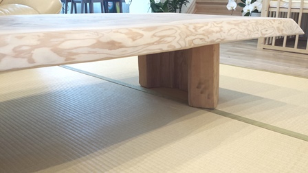 杉の一枚板で作ったテーブル