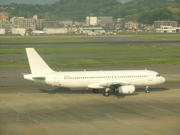 福岡空港に真っ白いA320がやってきた