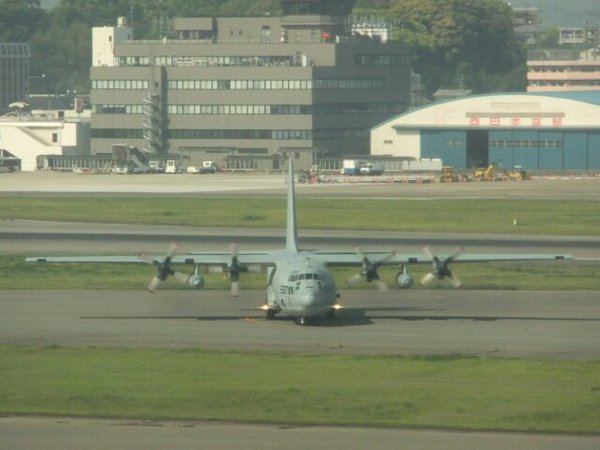 福岡空港でアメリカ海軍の軍用機を見る