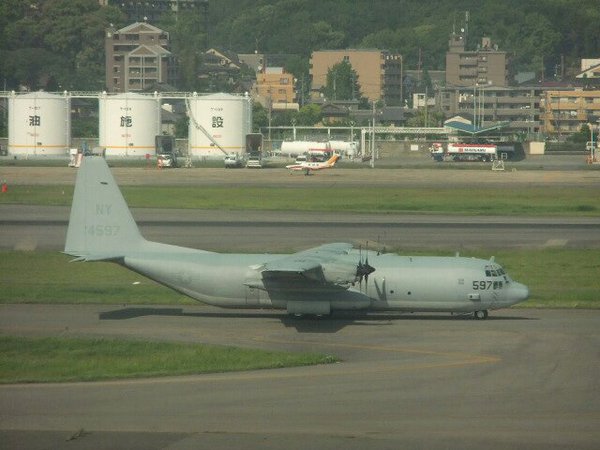 福岡空港でアメリカ海軍の軍用機を見る