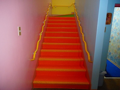 ついに完成!!クラスの色をみーんな集めた”夢の階段”