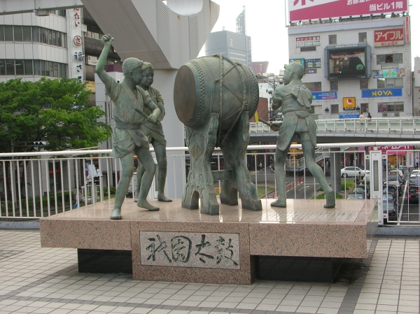 小倉祇園太鼓の銅像と北九州モノレール